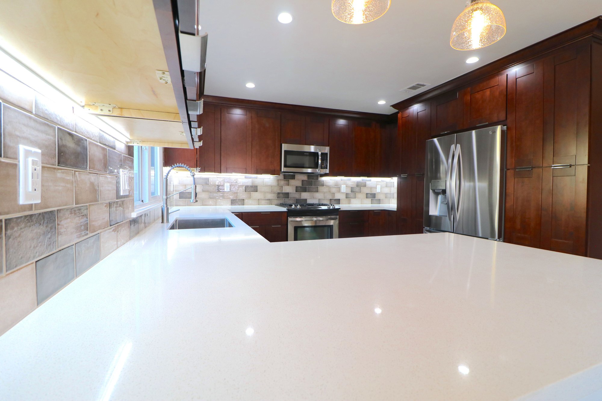 Redondo Beach Kitchen - best general contractor - quartz countertop peninsula