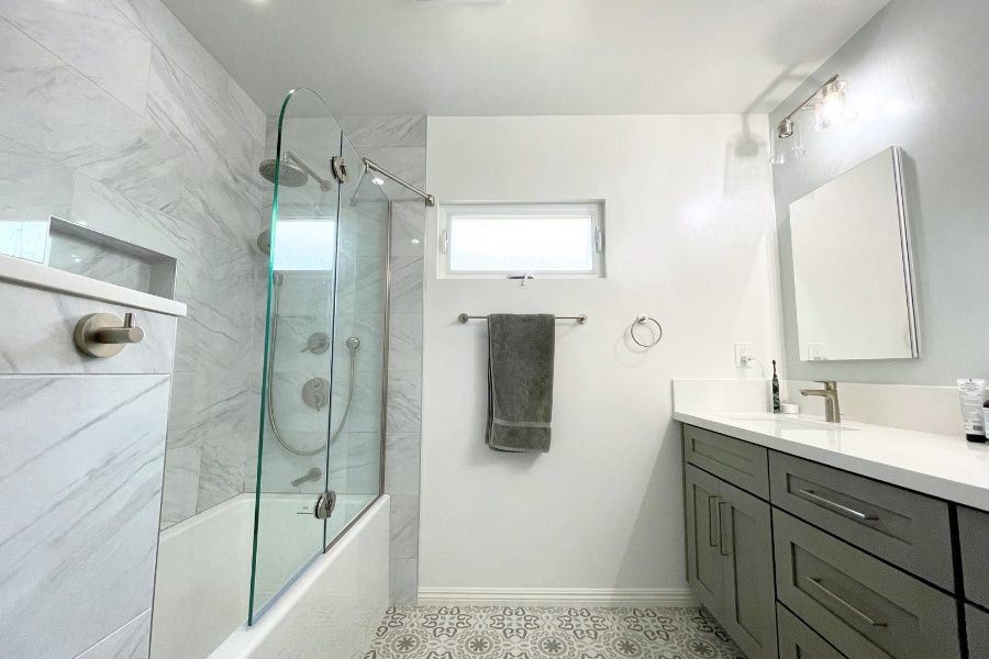 02 - Shower and Vanity