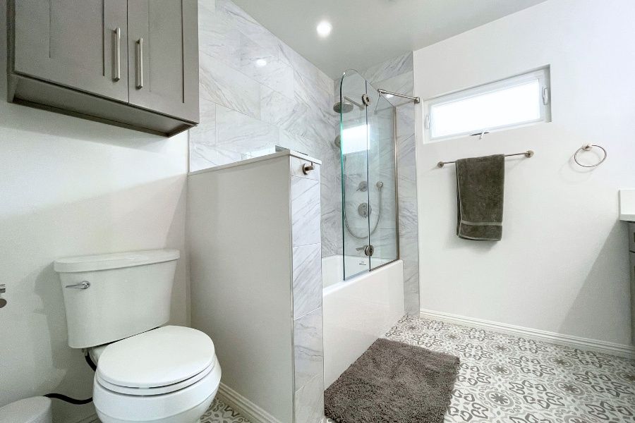 03 - Kohler toiler pony wall