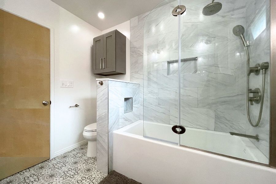 04 - Tub Shower - glass door