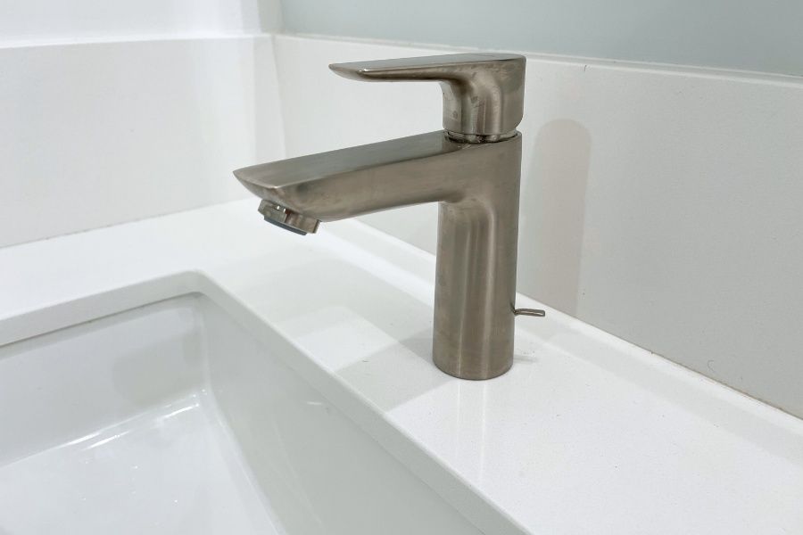 09 - Hansgrohe modern faucet